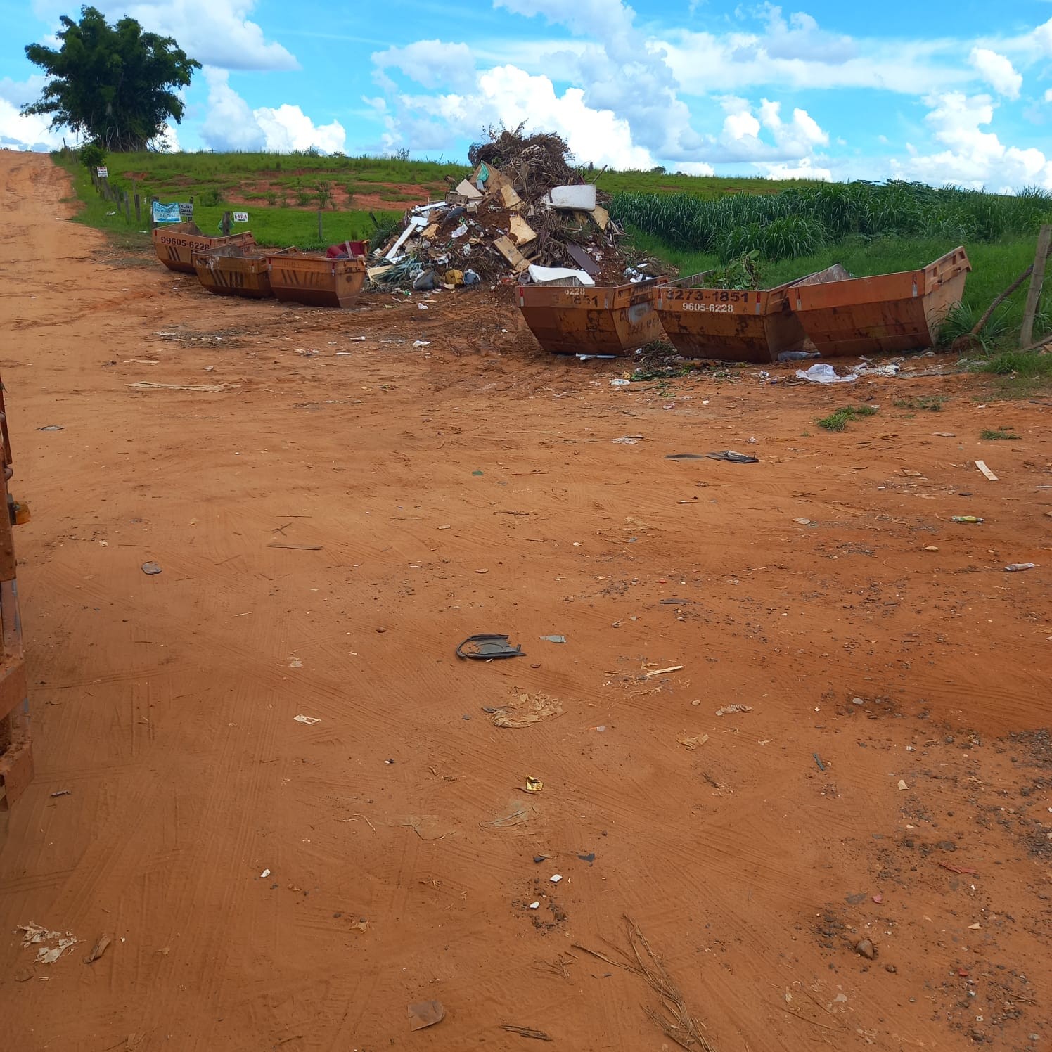 Vice-prefeito de Álvares Machado flagra morador prudentino descartando entulhos em estrada e dispara: ‘Volta e pega’; VÍDEO