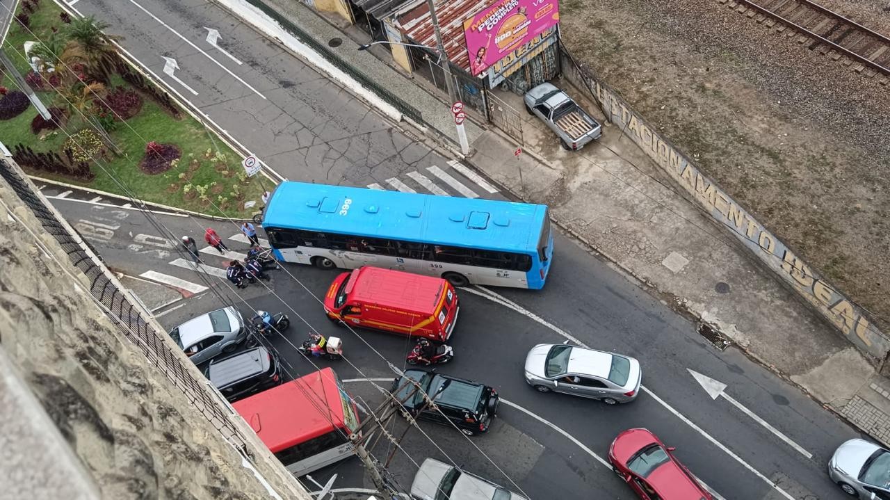 Ciclista fica ferido após ser atingido por ônibus no Centro de Juiz de Fora