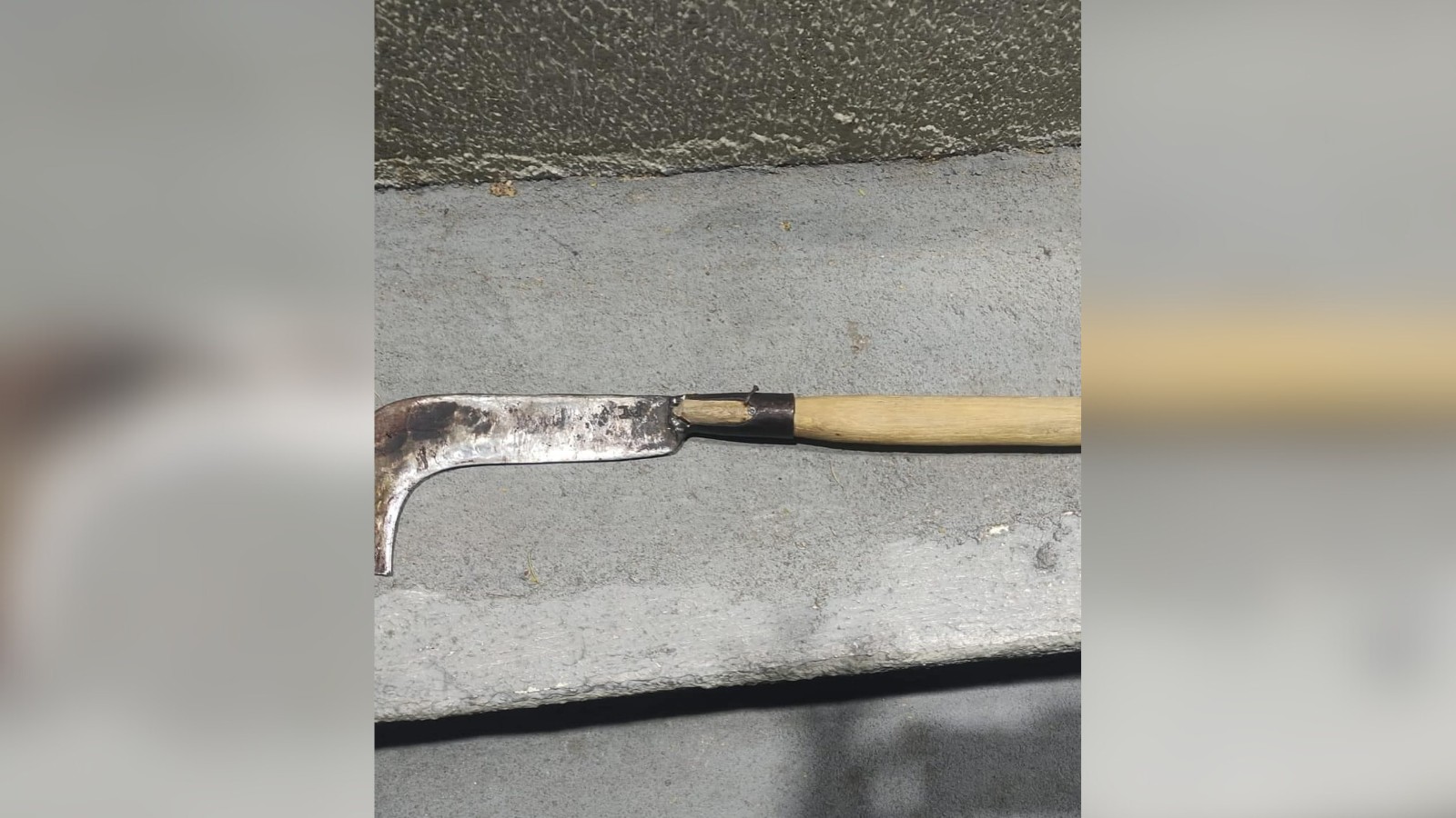 Homem é preso após tentar matar companheira com golpes de foice no interior do Ceará