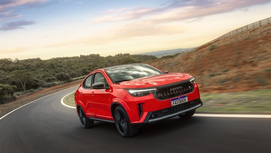 VÍDEO: Novo Fiat Fastback 2026 continua o mesmo — para o bem e para o mal; veja o teste - Modelo 2026 recebe mudanças sutis no visual para seguir a nova identidade da marca. Preços vão de R$ 119.990 a R$ 177.990.