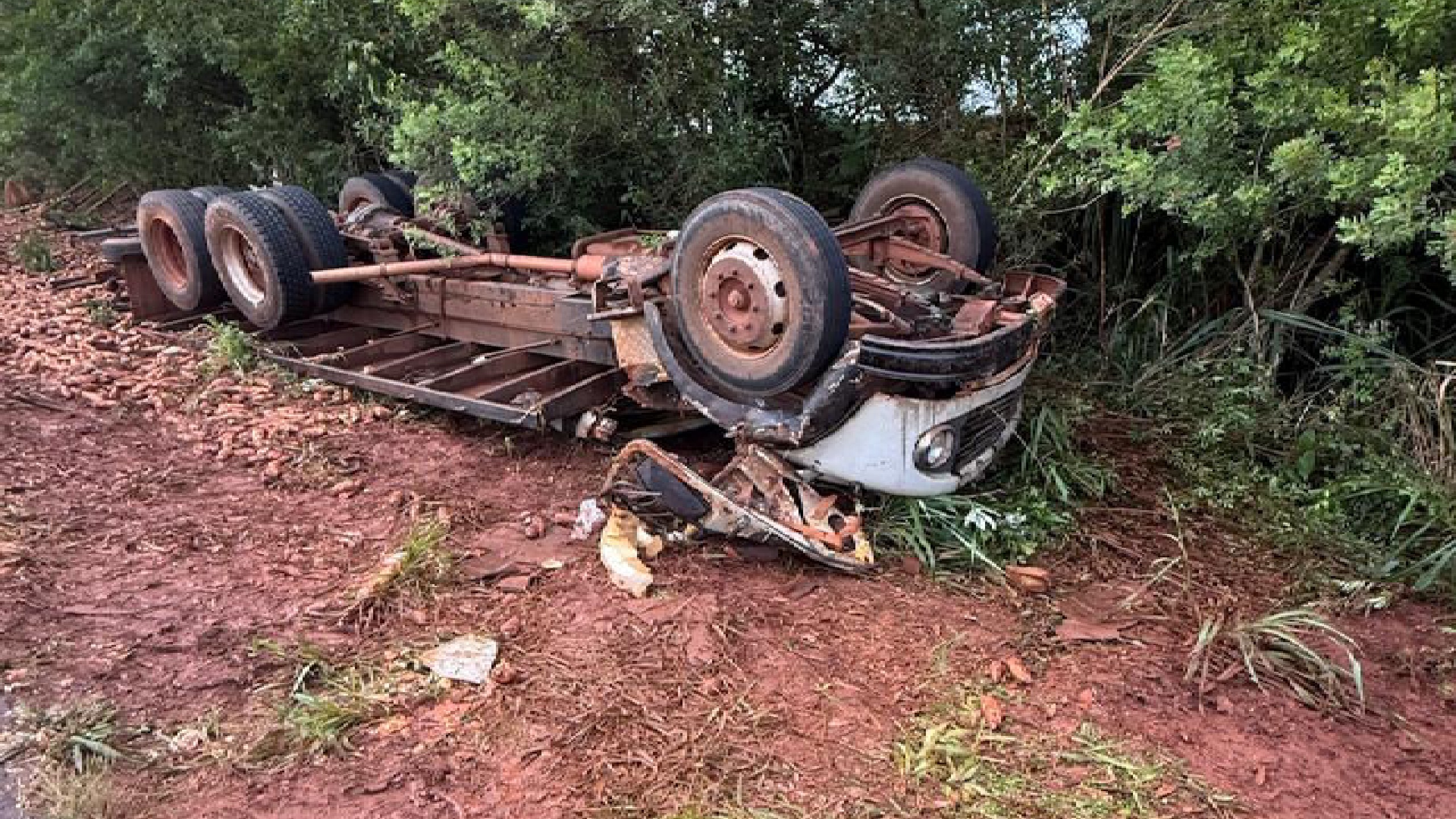 Motorista sobrevive sem ferimentos graves após caminhão tombar e ficar completamente destruído no Paraná