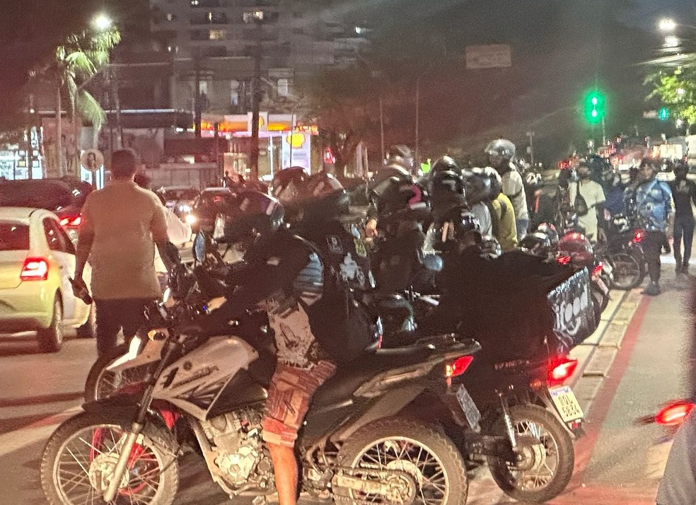 Protesto acontece na Avenida Salgado Filho, em Natal — Foto: Kleber Teixeira/Inter TV Cabugi