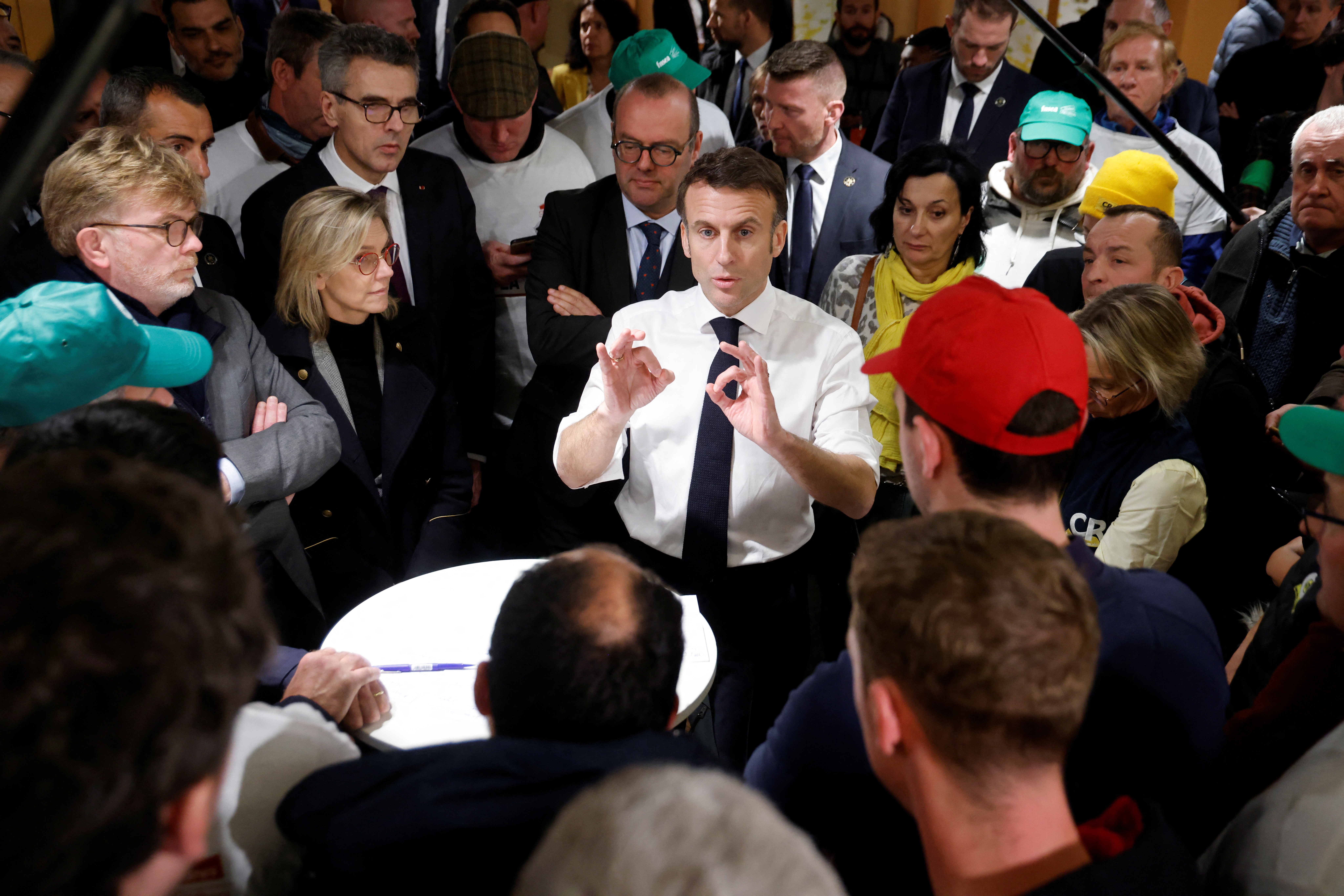 Macron é recebido com protesto de produtores em feira agrícola na França
