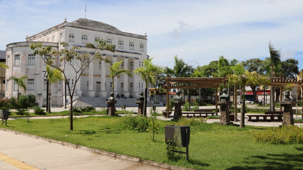 Biblioteca Pública Benedito Leite - 2020 (a esquerda) e Biblioteca Pública Benedito Leite - 1950 (a direita). — Foto 1: Rafaelle Fróes/G1 MA — Foto 2: Acervo do Museu Histórico Nacional - Cartão Postal