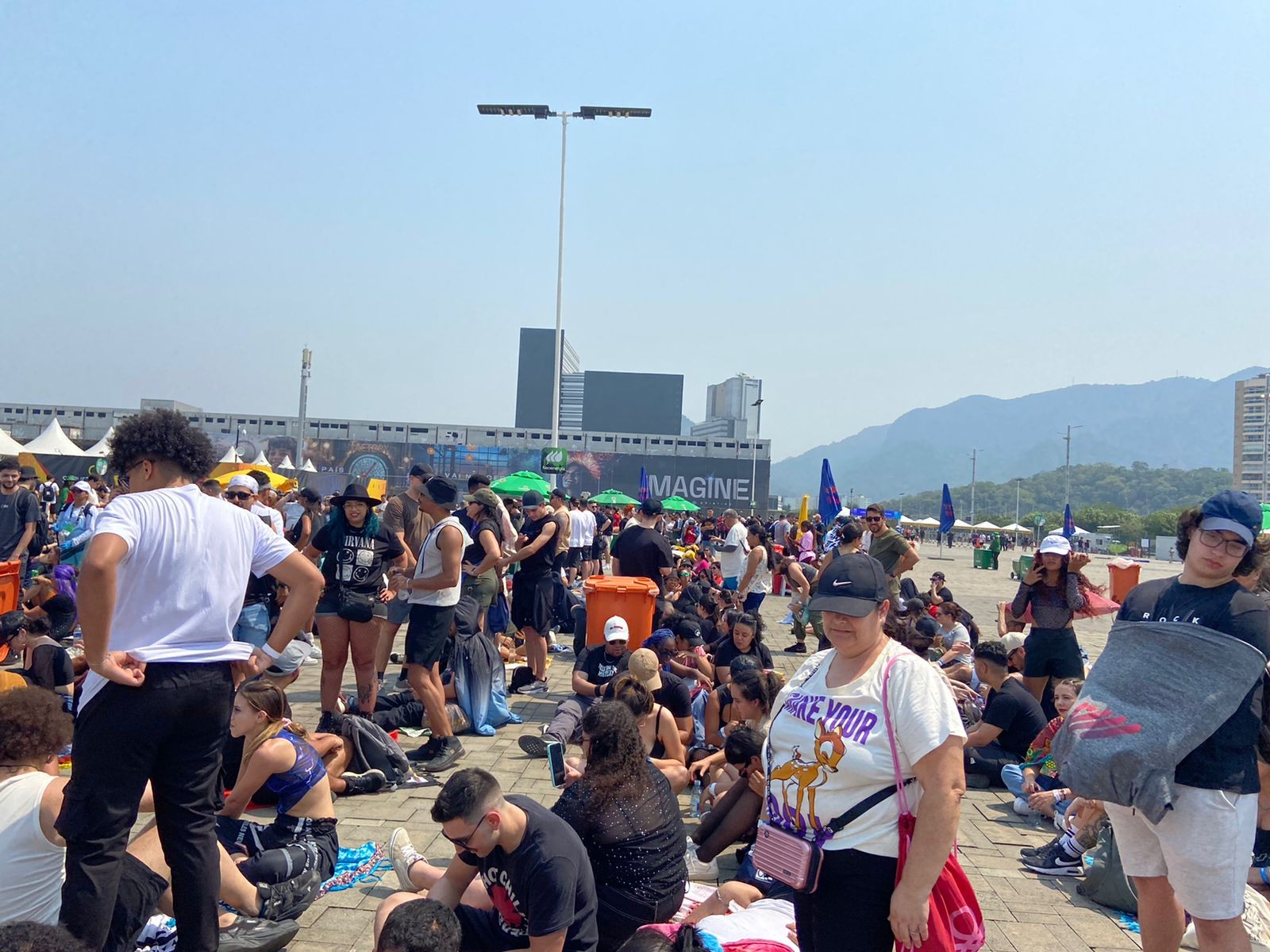 Fãs de Imagine Dragons enfrentam sol de 36 graus por lugares perto do palco no Rock in Rio