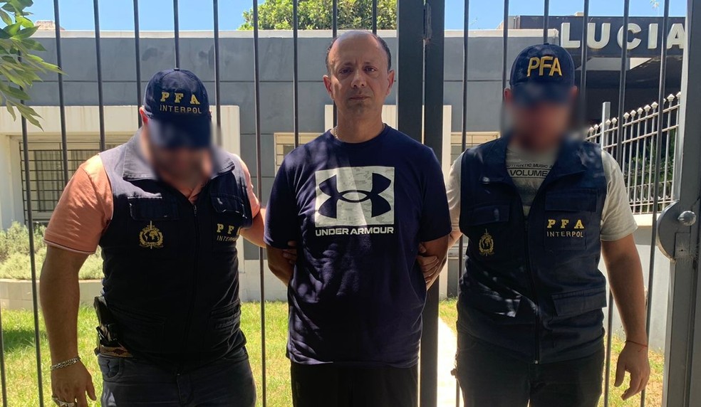 Diego Dirísio no momento da prisão nesta sexta-feira (2) — Foto: PF do Brasil, via Interpol