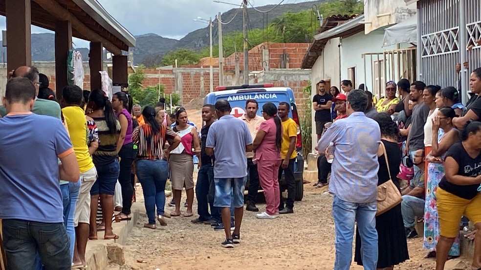 Ambulância que transportou Flávia Carneiro ao velório da filha  — Foto: Filipe Costa/TV Bahia