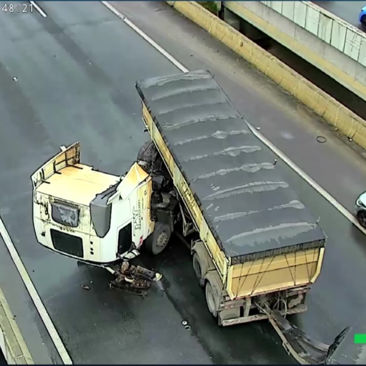 Rodovia Dom Pedro é totalmente interditada após caminhão bater contra barreira de proteção em Campinas
