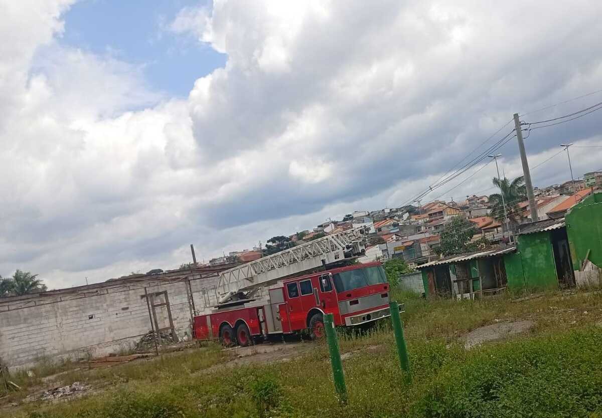 Caminhão dos Bombeiros parado em terreno chama atenção de moradores de Brás Cubas 