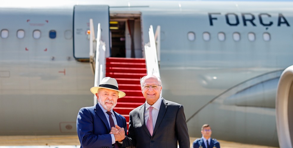 Lula e Alckmin na Base Aérea de Brasília; petista embarcou para Nova York, para encontro de Trump — Foto: Ricardo Stuckert/Presidência da República