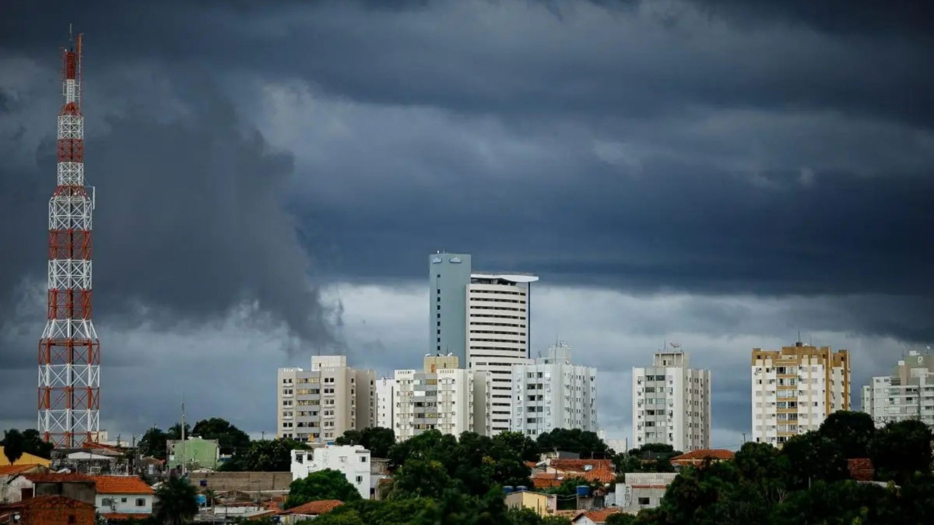 Tempestades avançam e colocam mais de 90 cidades de MT em alerta