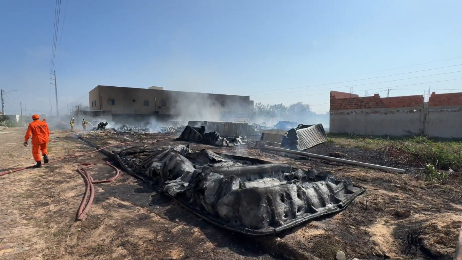 Deposito de loja de piscina pega fogo em Parnaíba; incêndio foi causado por queimada em vegetação 