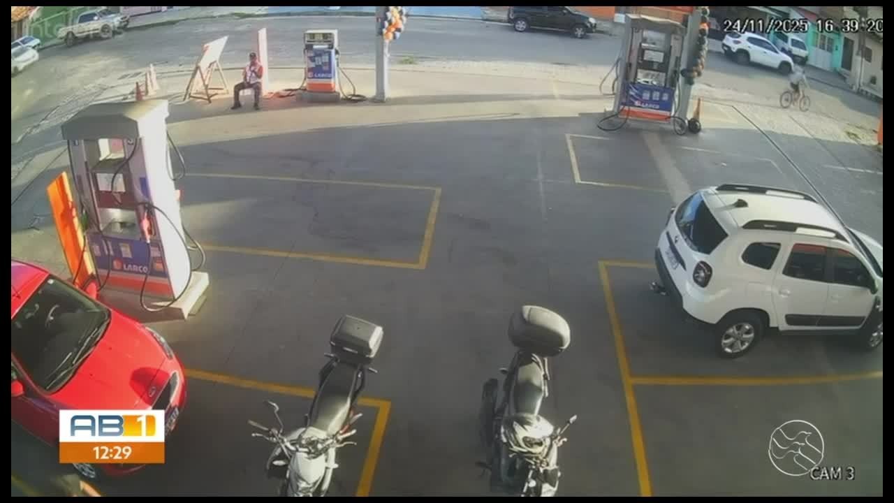 VÍDEO: Homem é morto com tiro na cabeça em frente à barbearia na Ponta da Terra, em Maceió