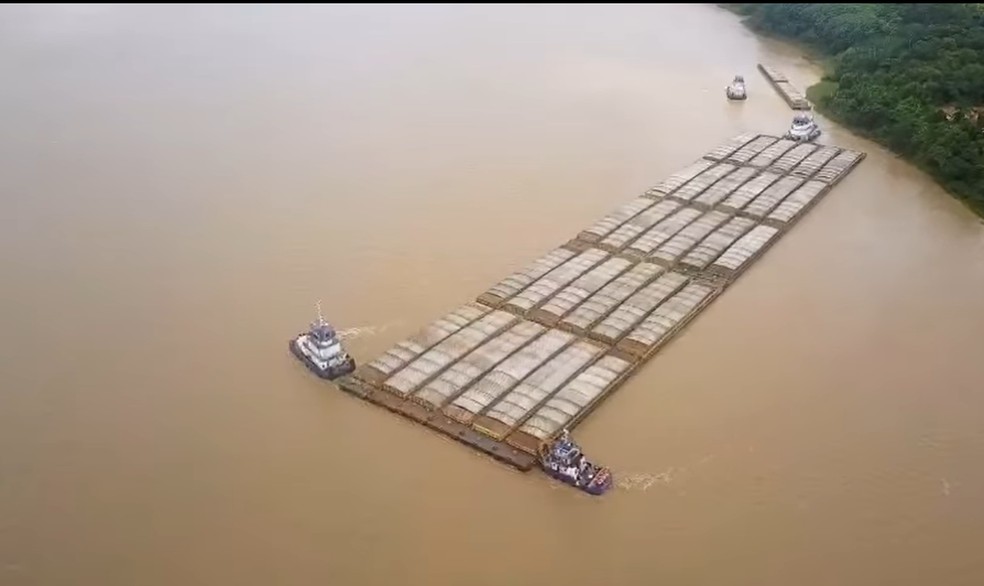 Comboio de 30 barcaças navega o rio Madeira, em Porto Velho — Foto: Reprodução/Amaggi