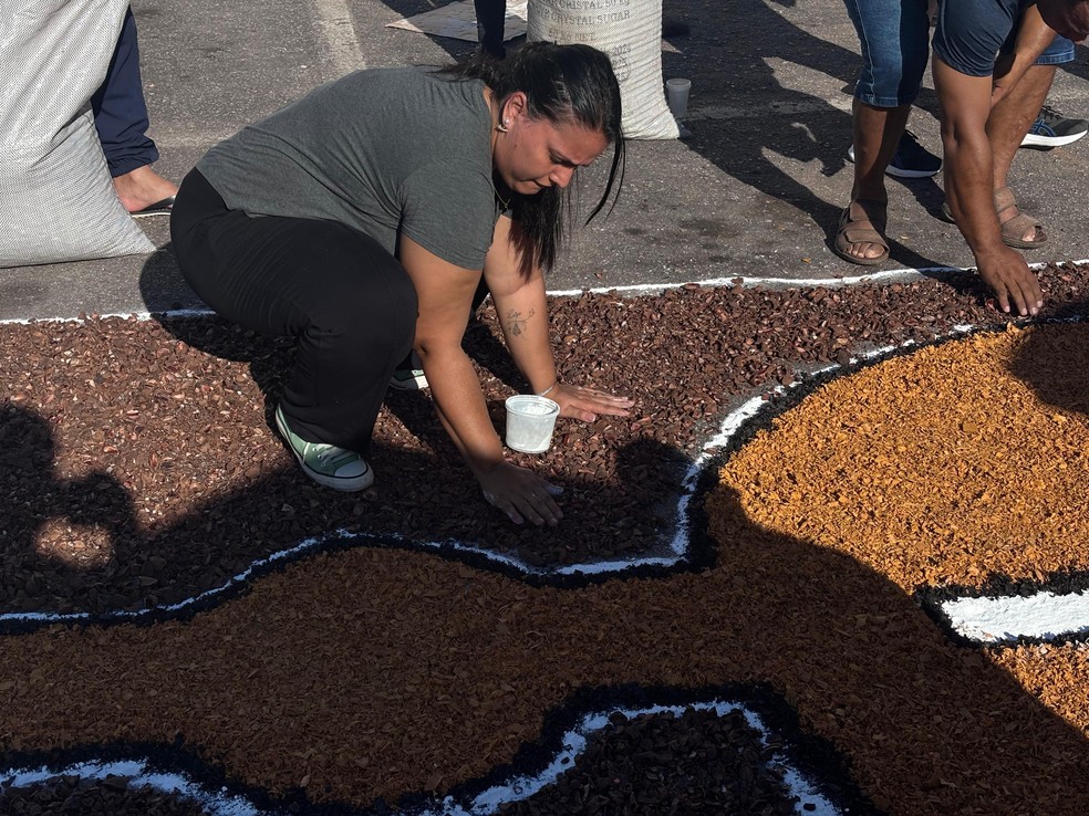 Tapetes são feitos de TNT e serragem, que chegam a 500 metros em frente à catedral na capital acreana — Foto: Júnior Andrade/Rede Amazônica