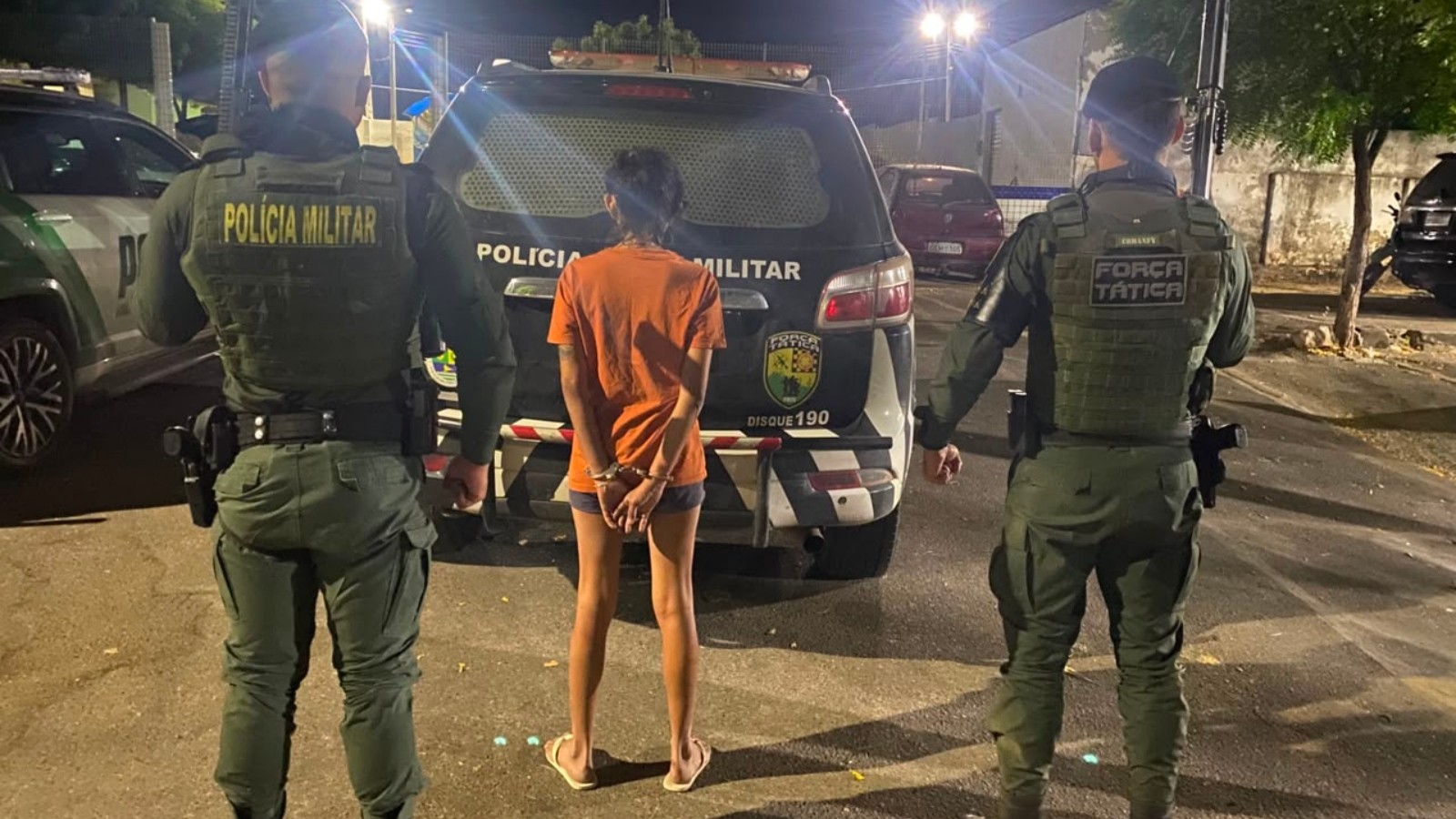 Mulher é presa por tentar matar policial com golpe de gargalo de garrafa no pescoço, no Ceará