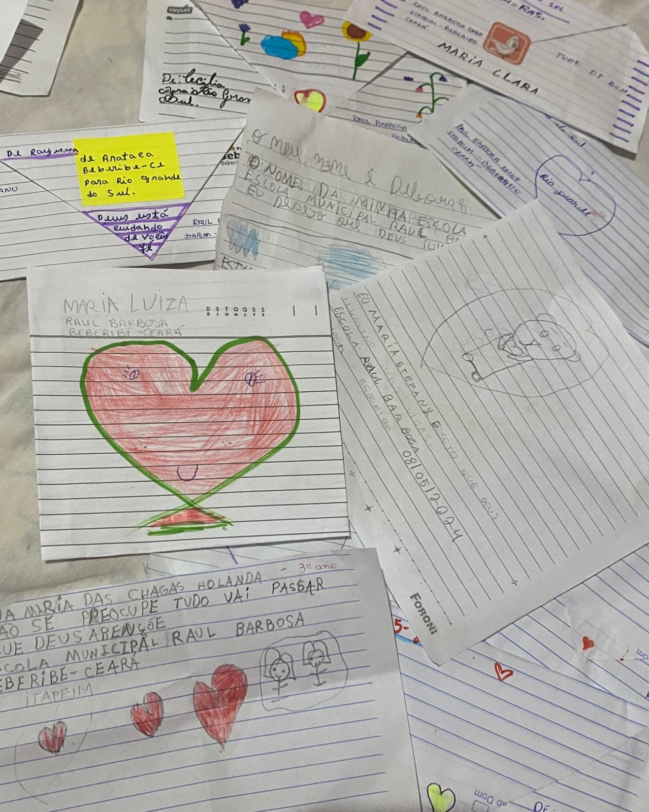 Alunos de escola no Ceará escrevem cartas com mensagens de apoio em doações ao Rio Grande do Sul
