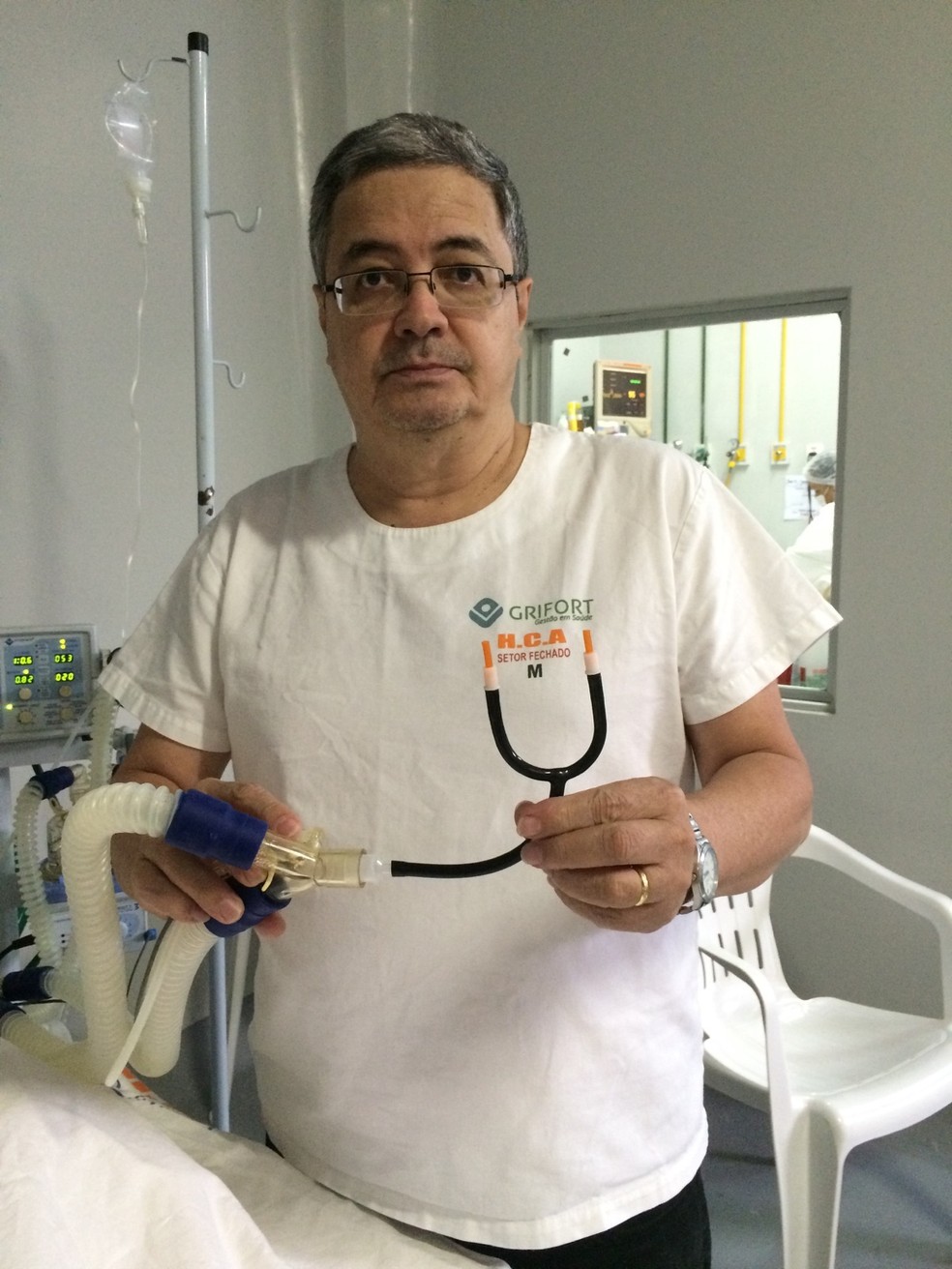 Mdico transforma estetoscpio em respirador — Foto: Divulgao/CFM