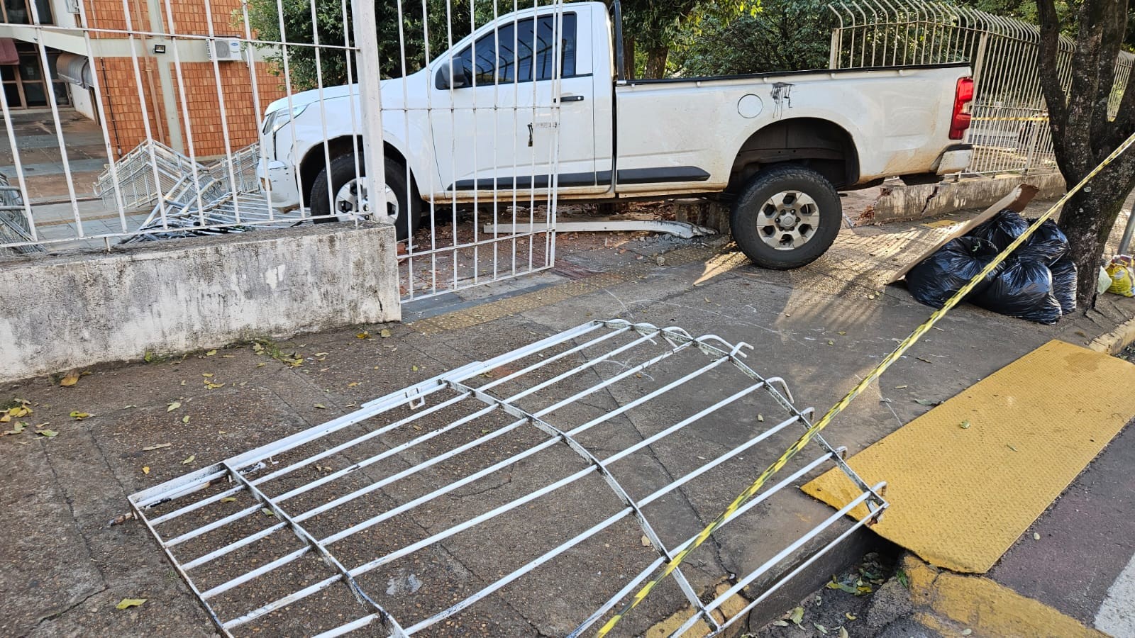 Motorista de caminhonete perde o controle da direção e derruba portão do Fórum da Justiça Estadual, em Dracena