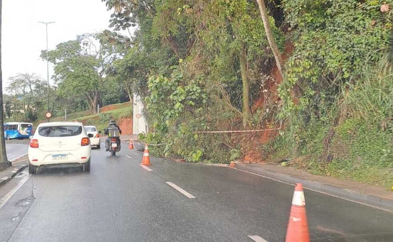 Em destaque: Deslizamento de terra provoca acidente com três veículos e deixa ferido em Mogi das Cruzes