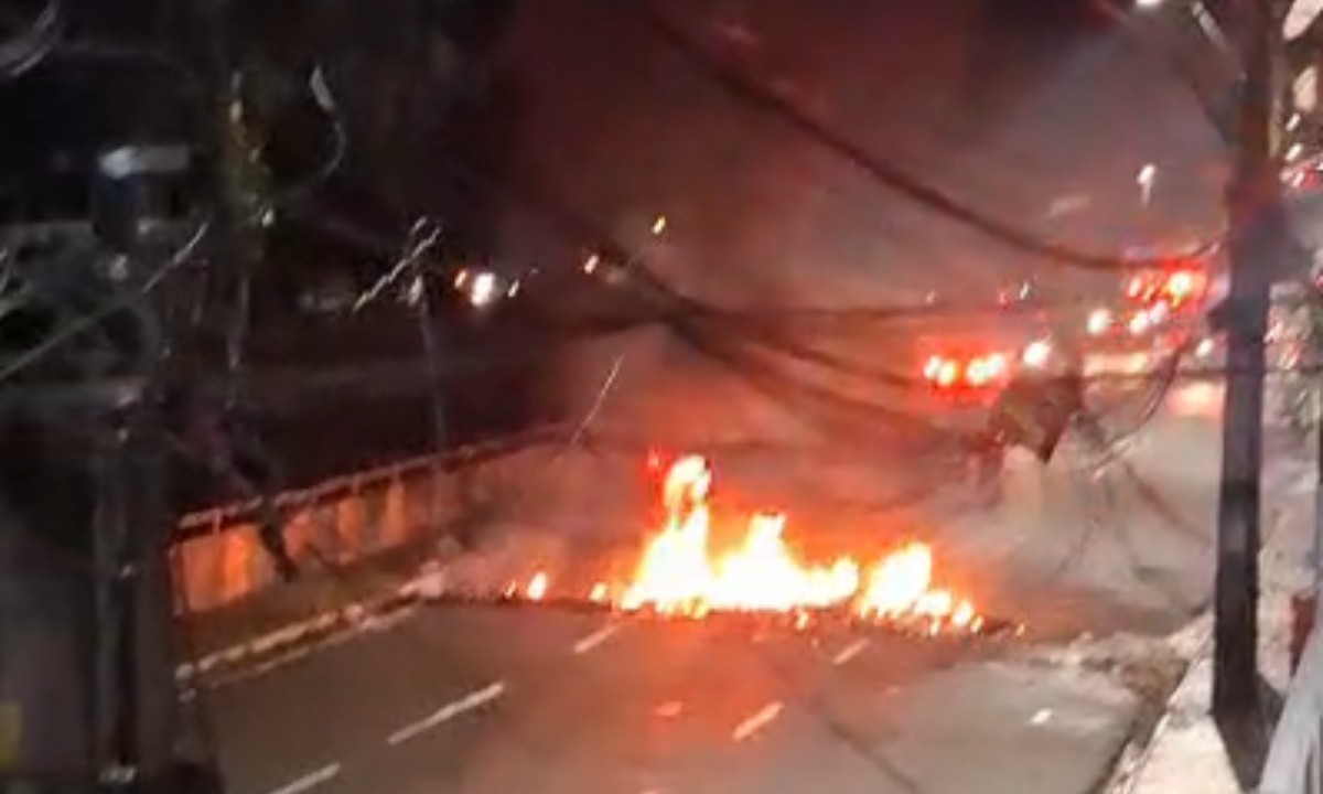 Moradores incendeiam parte da Avenida Brasil em protesto por morte de jovem baleado em Manaus