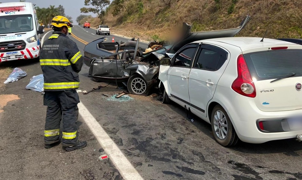 Batida frontal deixa três mortos e dois feridos na MGC-491, em Muzambinho, MG — Foto: Corpo de Bombeiros