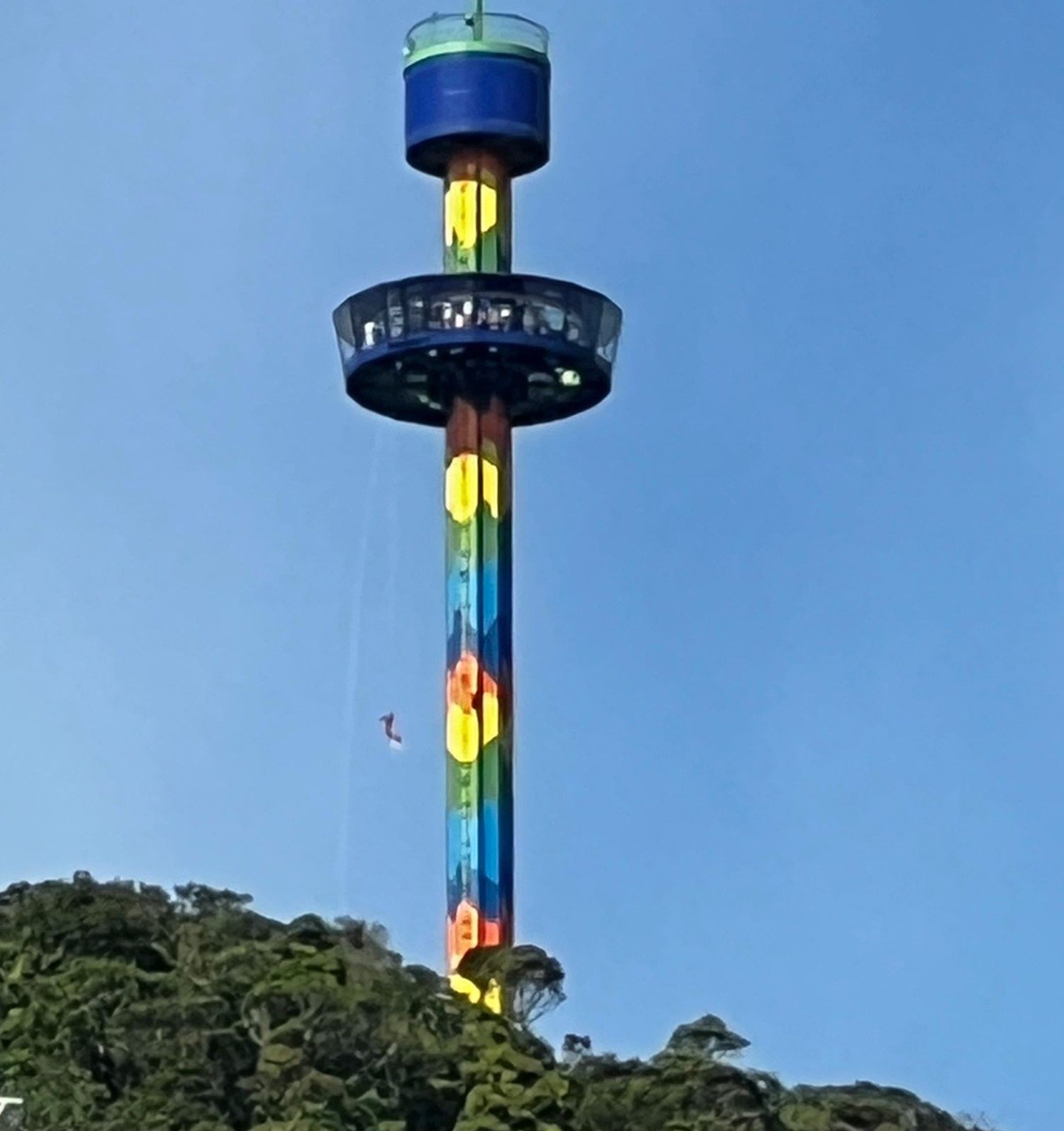 Atração trava e grupo fica preso a 59 metros de altura em Balneário Camboriú; torre foi inaugurada há 3 meses 