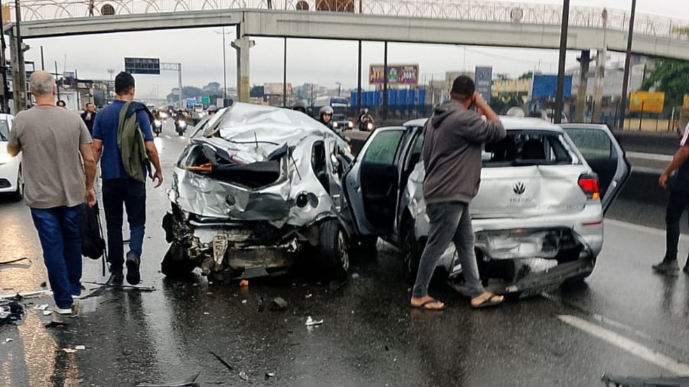 Rodovia Presidente Dutra (BR-116) é fechada após grave acidente com ao menos 10 carros — Foto: Reprodução