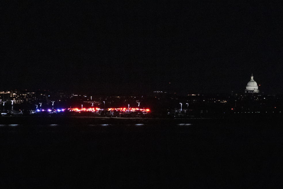 Um avião com 64 pessoas a bordo e um helicóptero militar com 3 soldados bateram no ar em Washington, perto de aeroporto — Foto: Kevin Wolf/AP