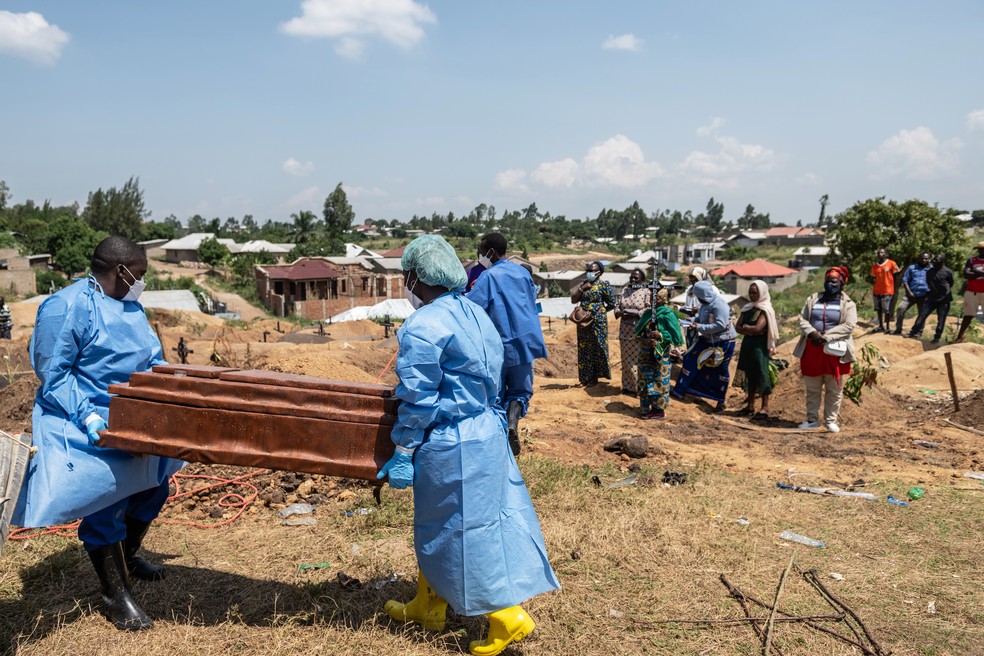 Trabalhadores da Cruz Vermelha se preparam para enterrar Vanisa Anifa, uma menina &oacute;rf&atilde; de 6 meses que morreu de Ebola, no Cemit&eacute;rio de Bigo, em Bunia, Congo, sexta-feira, 19 de junho de 2026. &mdash; Foto: AP/Moses Sawasawa