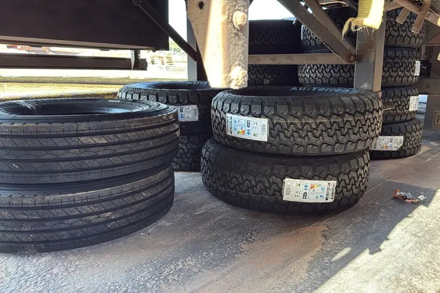 Sefa apreende alimentos, pneus e quadriciclo em embarcações com destino a Santarém