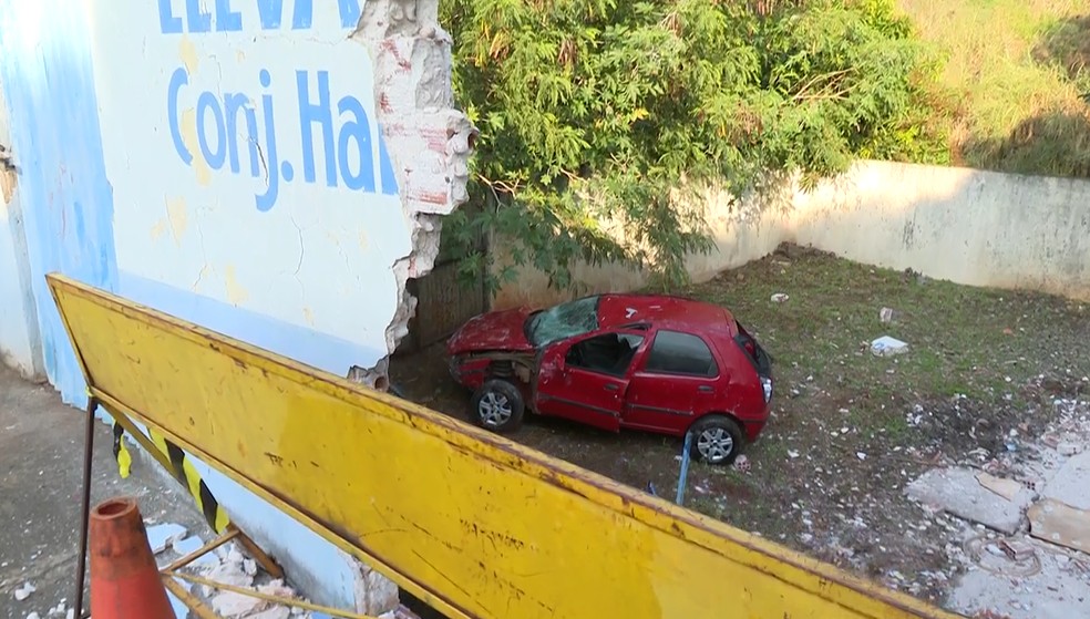 Carro atravessa muro de estação de tratamento de água em Ibiporã (PR) — Foto: Mônica Dau/RPC