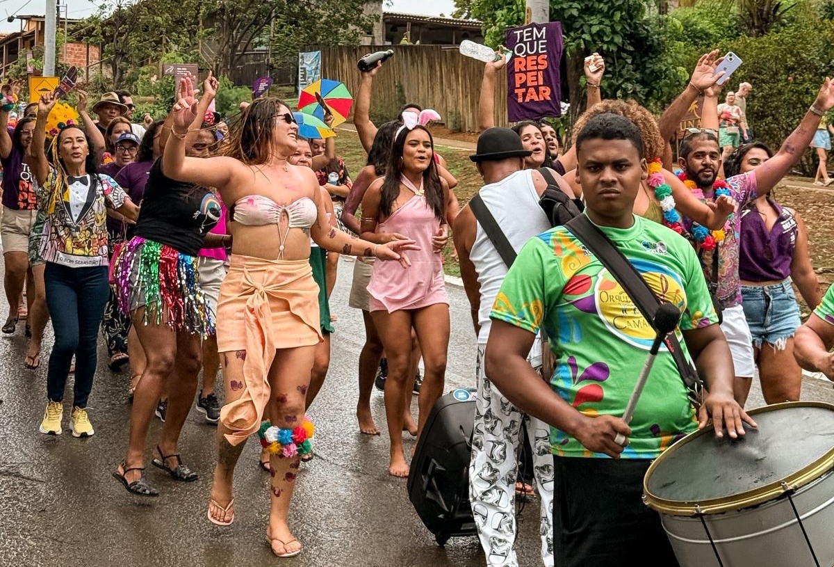 Bloco leva mensagem contra violência às mulheres no carnaval de Fernando de Noronha