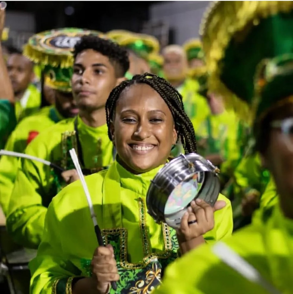 Integrante do Movimento Mulheres no Ritmo toca tamborim no carnaval do Rio de Janeiro — Foto: Reprodução