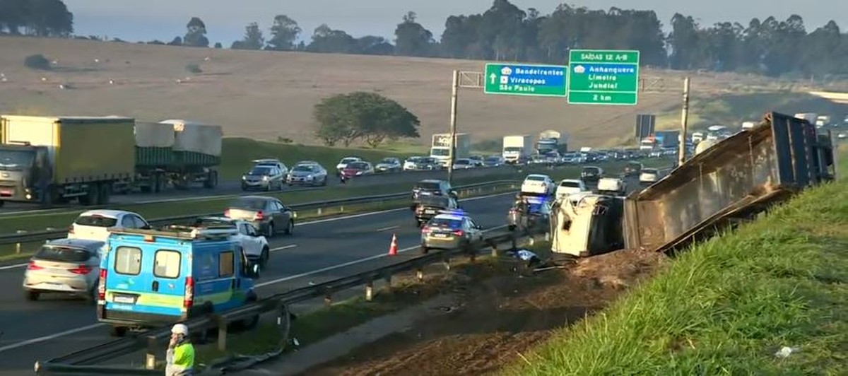 Motorista morre após carreta colidir com carro e tombar no Anel Viário, em Valinhos