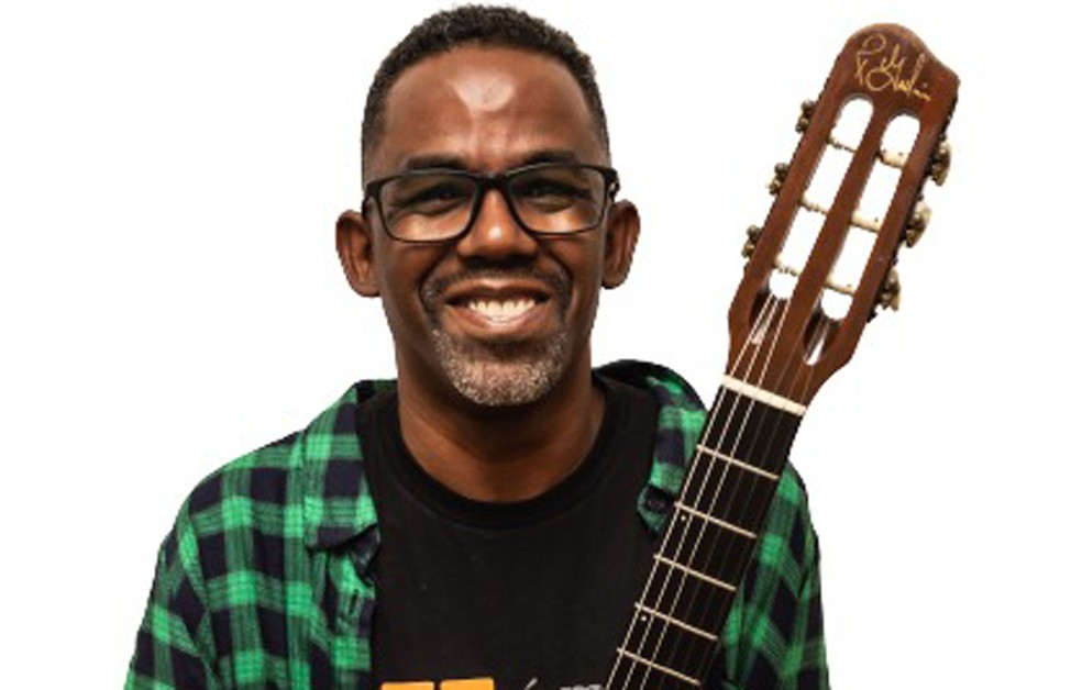 O cantor e compositor Alessandro Machado — Foto: Vinícius Barros