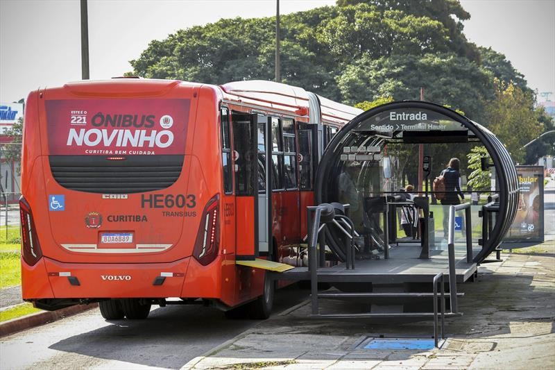 Homem de 64 anos é preso suspeito de filmar adolescente dentro de ônibus em Curitiba