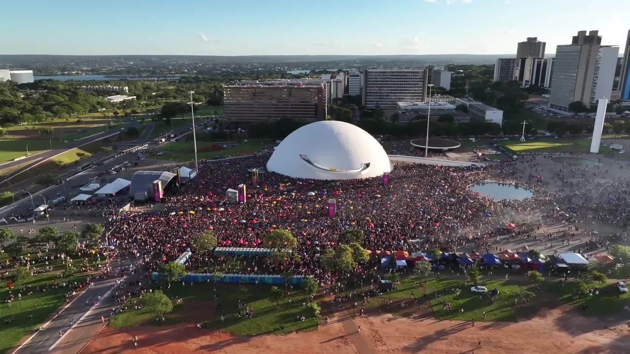 Carnaval continua arrastando foliões no DF neste domingo (15); veja FOTOS