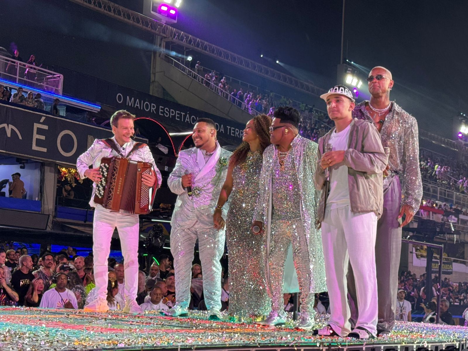 João Gomes, Michel Teló e Leo Santana agitam a Sapucaí antes do Desfile das Campeãs