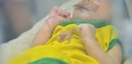 Bebês recém-nascidos com itens da Copa do Mundo em Campina Grande — Foto: Reprodução Prefeitura de Campina Grande.