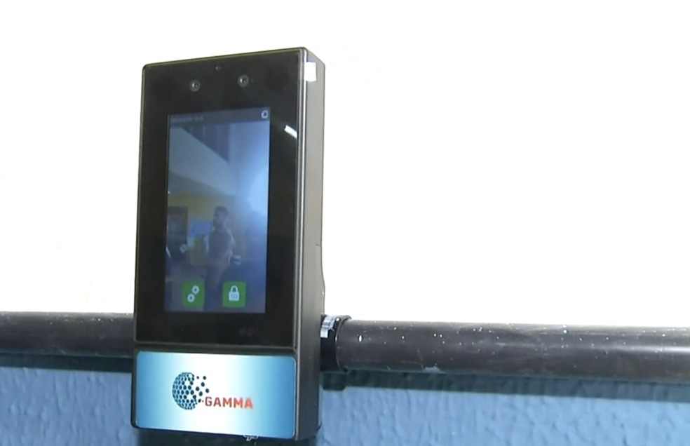 Crianças farão fila para reconhecimento facial antes de entrar em escola de Sobral. — Foto: Reprodução/TV Verdes Mares