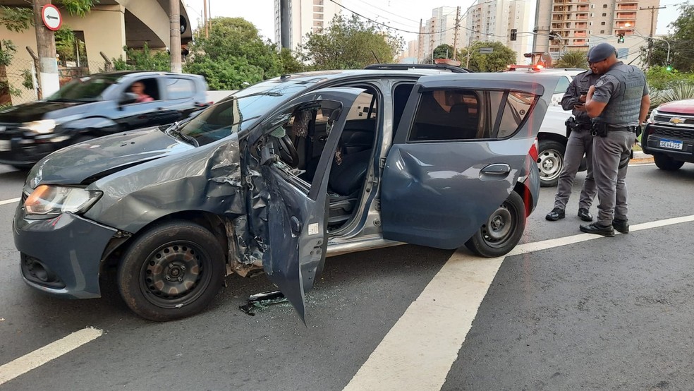 Moto roubada atinge carro de aplicativo durante fuga e três pessoas ficam feridas em Campinas — Foto: Wesley Justino/EPTV