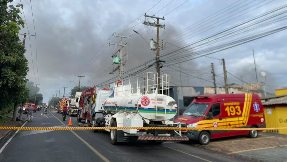 Inc&ecirc;ndio de grandes propor&ccedil;&otilde;es atinge f&aacute;brica de reaproveitamento de pneus em Catanduva &mdash; Foto: TV TEM/Jo&atilde;o Selare