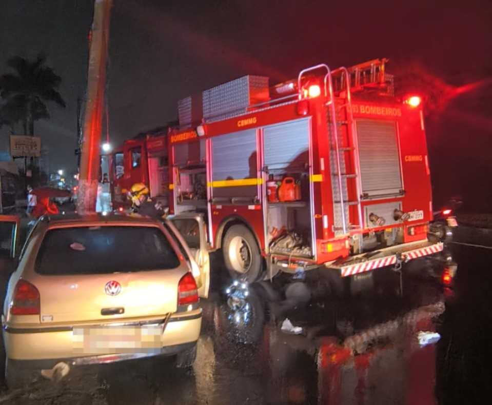 Três pessoas ficam feridas após carro bater em poste na Avenida Brasil, em Juiz de Fora