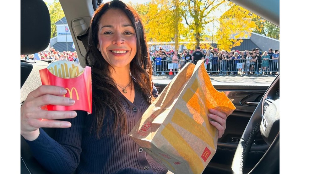 Brasileira Nayara Andrejczyk encontrou Donald Trump no drive-thru de McDonald's na Pensilvânia, nos EUA, em 20 de outubro de 2024. — Foto: Reprodução/redes sociais