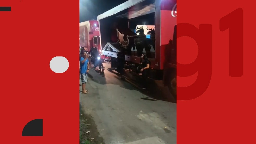 Caravana de Natal da Coca-Cola foi vaiada no subúrbio de Salvador — Foto: Reprodução/Redes Sociais