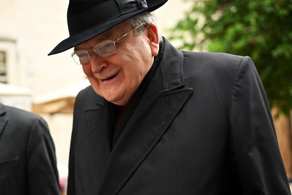 Cardeal Raymond Leo Burke, dos EUA, caminha por uma rua antes do conclave e da eleição do novo papa, em 4 de maio de 2025. — Foto: Dylan Martinez/Reuters