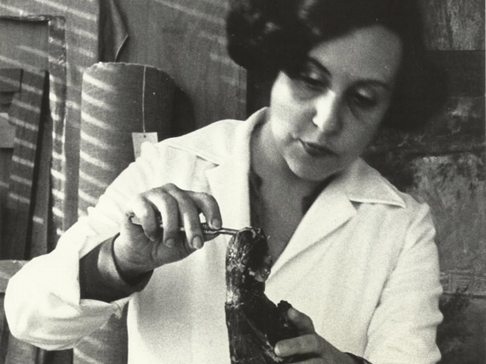 Maria Helena Chartuni durante o restauro da imagem de Nossa Senhora Aparecida — Foto: Arquivo Pessoal/ Maria Helena Chartuni