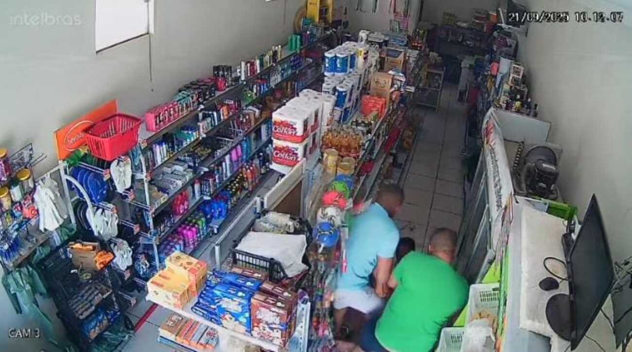 Irmãos agridem homem a marteladas e pauladas dentro de mercado no interior de MG; VÍDEO