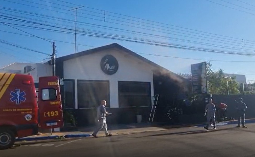 Incêndio atinge cozinha de restaurante após curto-circuito próximo a fogão em Adamantina